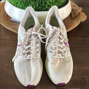 Pegasus 39 Air Zoom - Nike Cream and Purple Athletic Shoes with Breathable Knit